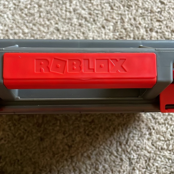 Roblox Action Figure Carrying Case with some Roblox Characters. - Picture 14 of 14